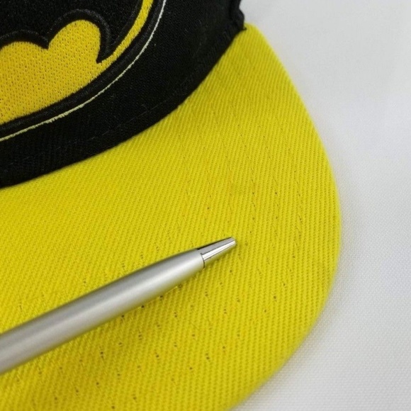 DC Comics Batman Hat Snap-back Cap Yellow/Black - Picture 7 of 7